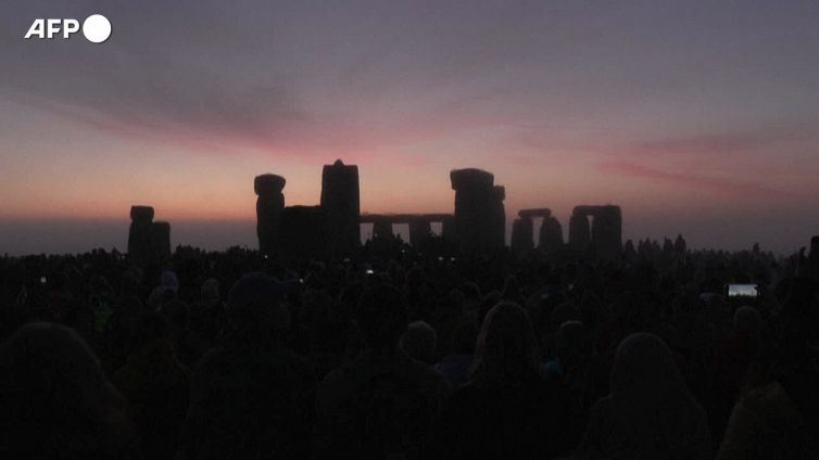 Regno Unito, solstizio d'estate: lo spettacolo dell'alba dietro Stonehenge