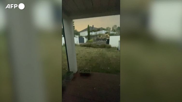 Violenta grandinata nel sud-ovest della Francia: chicchi enormi su case e auto