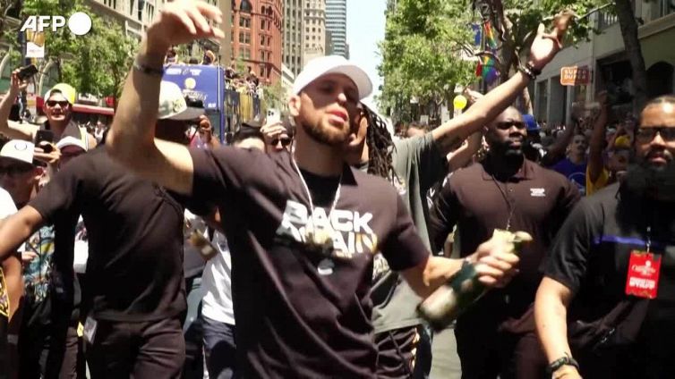 Nba, i Golden State Warriors vincono l'anello: la festa a San Francisco