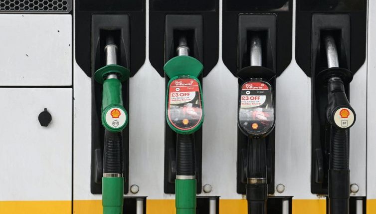 Benzina, dove conviene fare il pieno all’estero