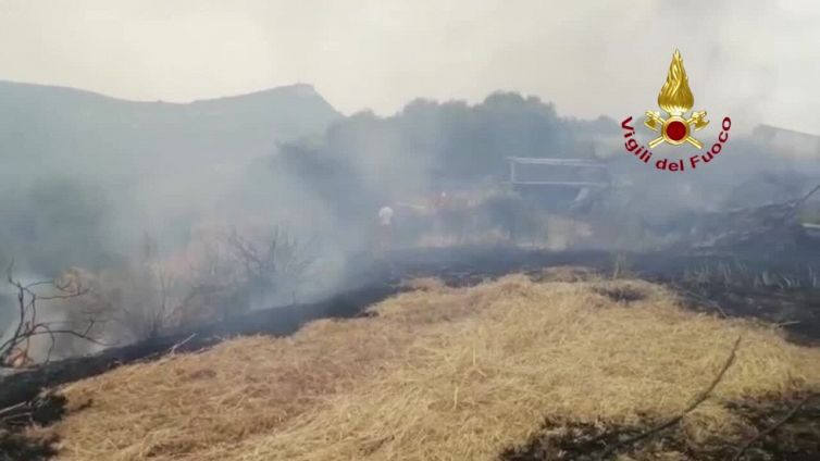 Incendi nel Sassarese, fiamme vicino a case e cimitero