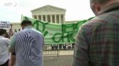 Usa, abolita la Roe v. Wade: attivisti anti-aborto festeggiano fuori dalla Corte Suprema