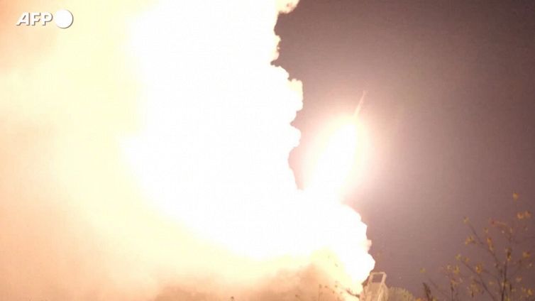 Ucraina, immagini dal fronte: soldati sparano lanciarazzi forniti dagli Usa
