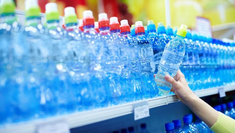 Siccità in Italia, sono a rischio anche le riserve per le bottiglie d’acqua?