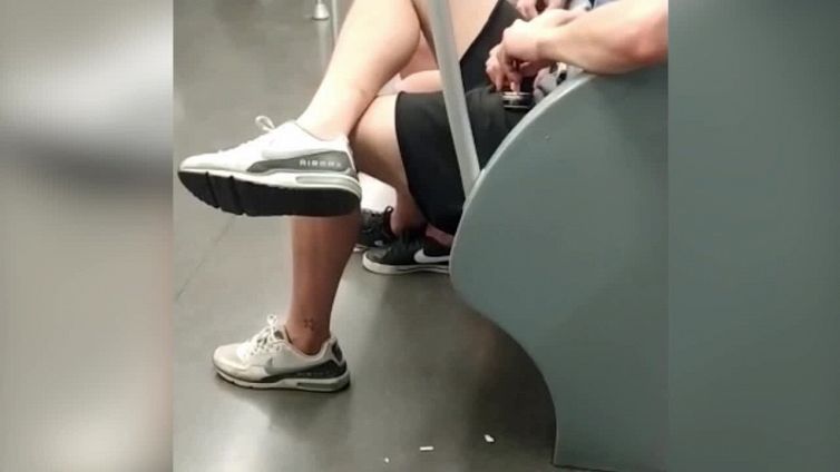 Milano, sniffano cocaina fra i passeggeri in metropolitana: video choc