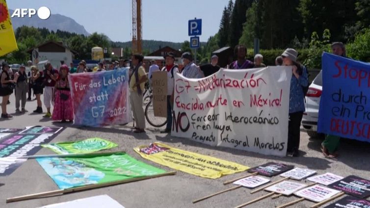 Germania, manifestanti protestano contro il G7