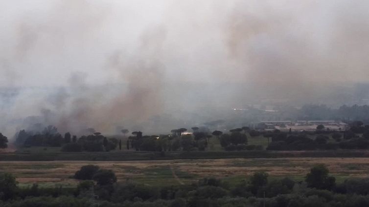 Incendi Roma, le fiamme al Parco De Medici