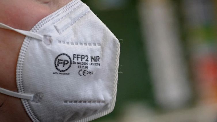 Omicron, boom di contagi: il Governo verso la proroga delle mascherine al lavoro