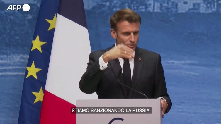 Ucraina, Macron: "Attacchi russi devono essere considerati crimini di guerra"