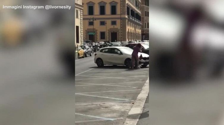 Tentativo di scippo, la reazione della donna è micidiale