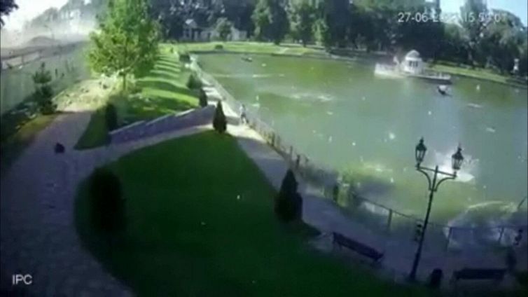 Missile su Kremenchuk: le impressionanti immagini dal parco