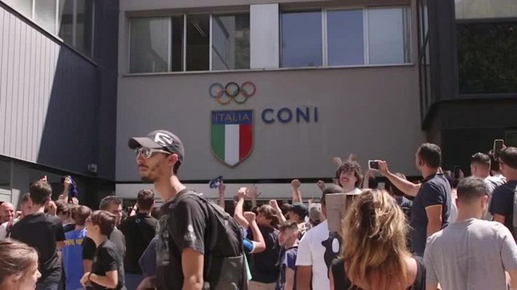 Lukaku-Inter, i tifosi nerazzurri in delirio sotto la sede del Coni