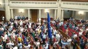 Ucraina, la bandiera europea portata nel parlamento di Kiev