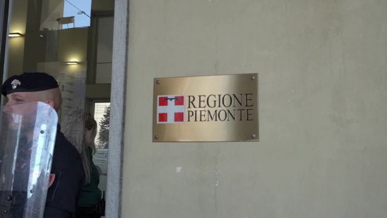Attivisti di Extinction Rebellion si incollano all'ingresso della Regione Piemonte