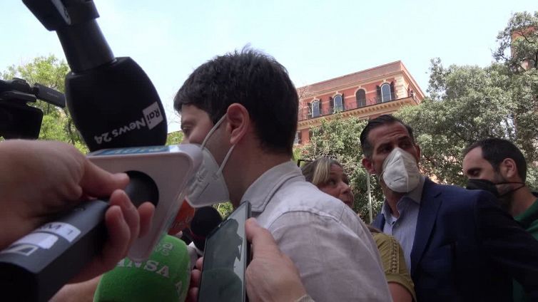 L'appello di Speranza: "Fragili e over 80 anni prenotino subito la quarta dose di vaccino contro il Covid"