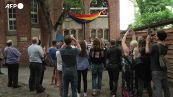 Berlino, bandiera arcobaleno sventola su una moschea