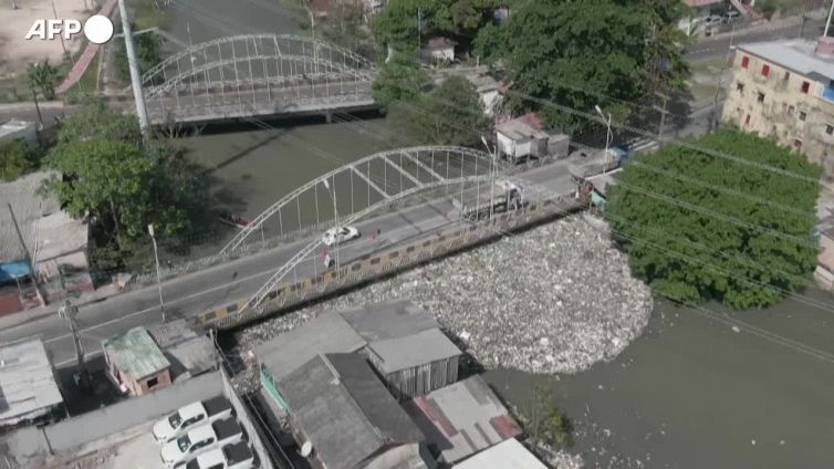 Brasile, le acque del Rio Negro colme di rifiuti