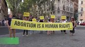Aborto, flash mob di Amnesty a Roma: "A rischio i diritti di tutte e tutti"