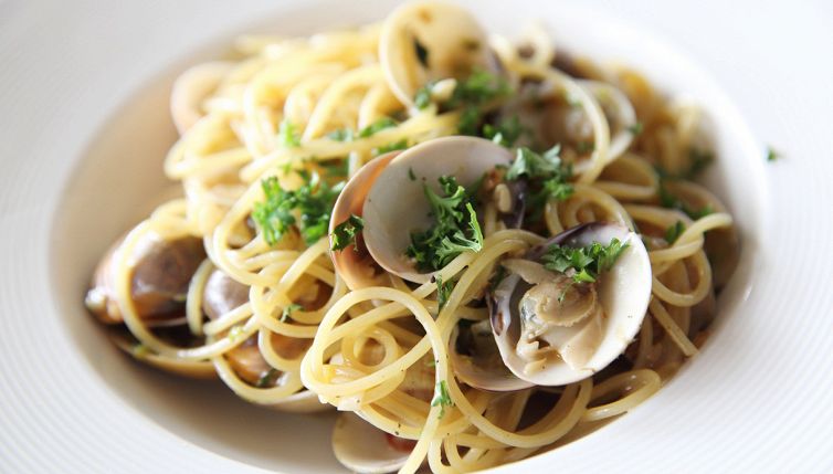 Vongole, come spurgarle velocemente? Falle cadere nel piatto