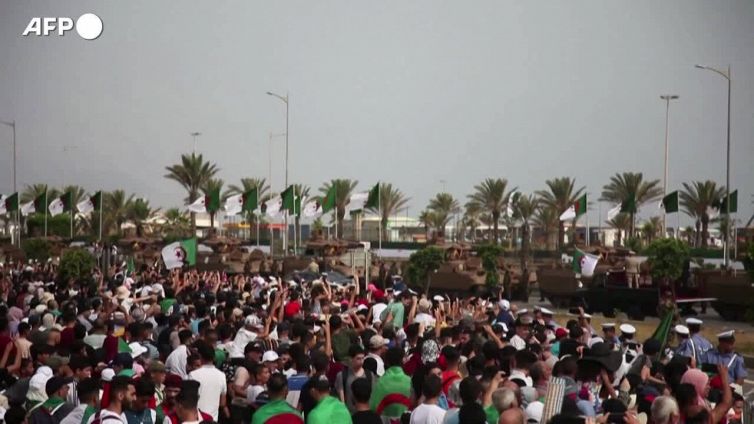 Algeria, grande parata militare ad Algeri nel giorno dell'indipendenza