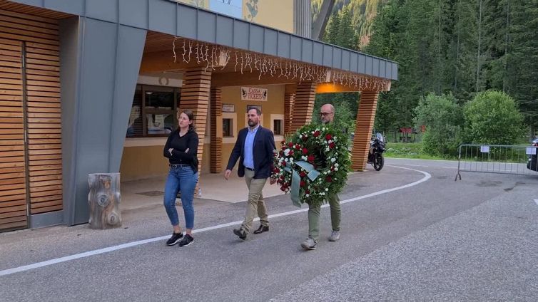 Marmolada, sindaco e giunta di Canazei depongono fiori per le vittime
