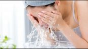 Perché lavarsi la faccia con l'acqua frizzante