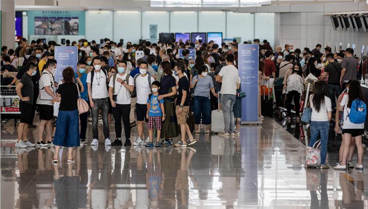 Caos e cancellazione voli, compagnia ne taglia 10 mila