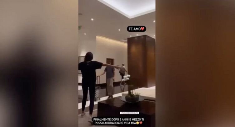 Aida Yespica abbraccia il figlio dopo 2 anni: il video commovente