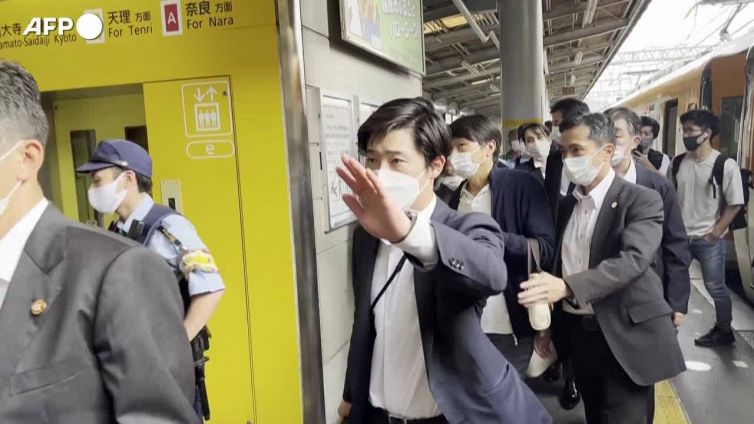 L'arrivo in ospedale a Nara della moglie di Shinzo Abe