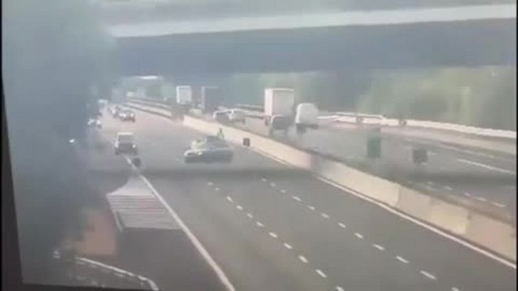 Incidente da paura: auto si schianta contro volante della polizia