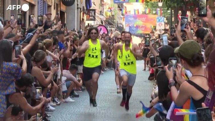 Settimana dell'orgoglio, a Madrid la tradizionale corsa sui tacchi