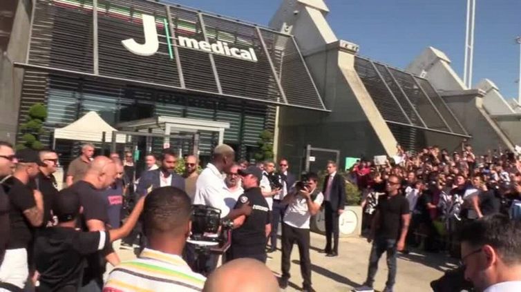 Juve, Pogba accolto da un bagno di folla: Polpo Paul al J Medical