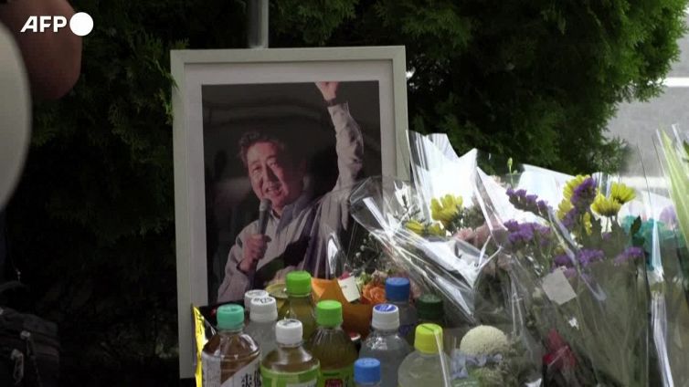 Shinzo Abe, cittadini portano fiori sul luogo dell'attentato