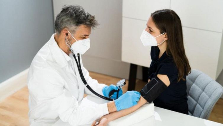 Covid, la previsione: mascherine obbligatorie o "lockdown di fatto"