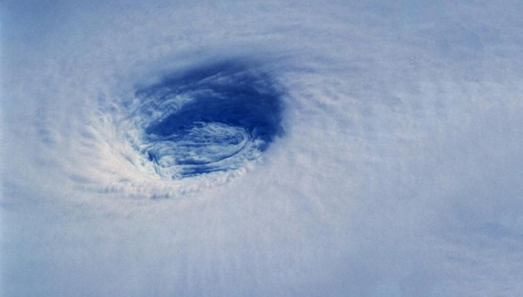 Un enorme buco si è aperto nel cielo: ma cos'è?