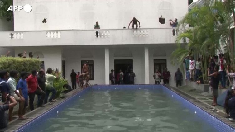 Sri Lanka, manifestanti occupano la residenza di Rajapaksa