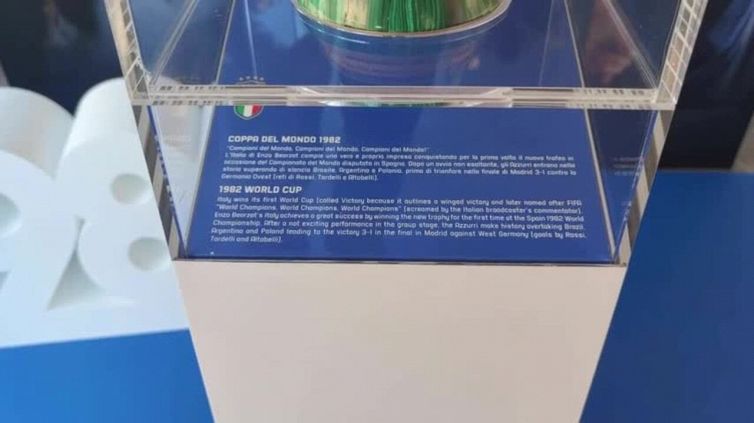 Mundial '82, la coppa esposta fuori della sede della Figc