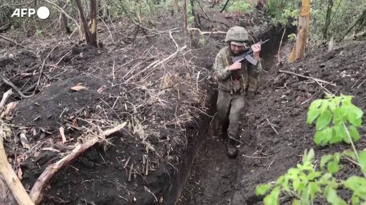 Ucraina, immagini dal fronte: la quotidianita' dei soldati