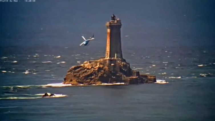 Terrore nei cieli: elicottero rischia di schiantarsi su un faro