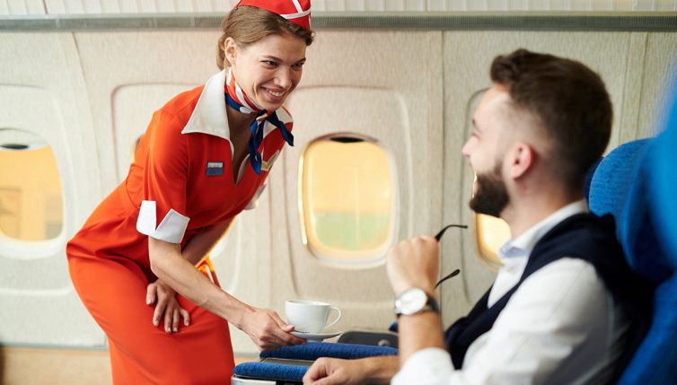 Aereo, come avere cibo e bibite gratis: cosa svela l'assistente