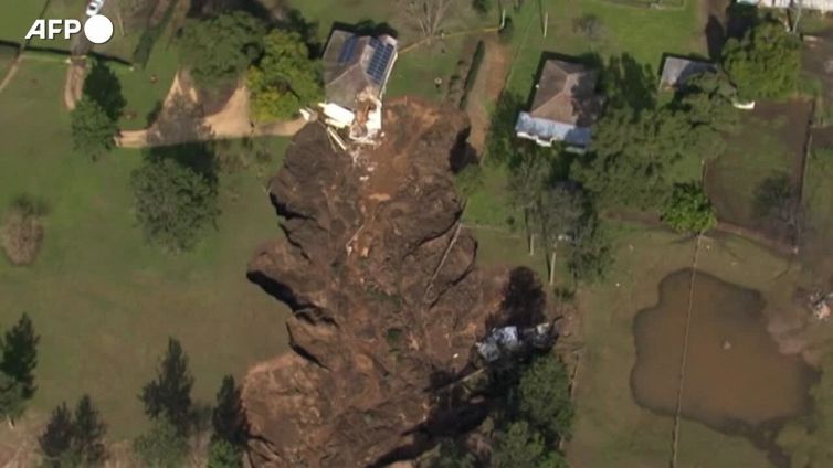 Australia, voragine dopo le forti piogge fa crollare una casa