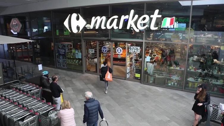 Italiani tagliano su cibo,spesa sale ma per i prezzi