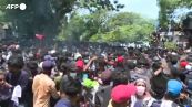 Sri Lanka, lacrimogeni sui manifestanti che assediano l'ufficio del premier