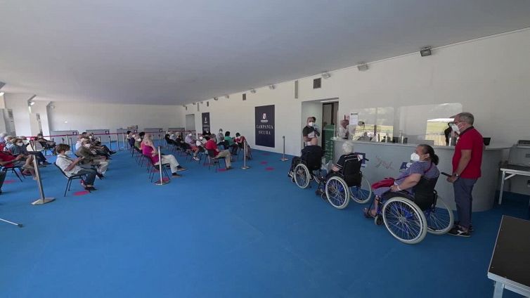 Covid: riapre a Napoli l'hub di Capodimonte,un centinaio in fila
