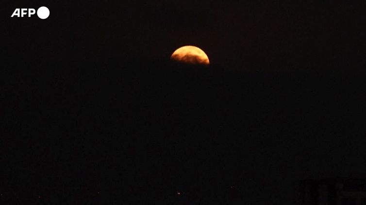 La Superluna piu' spettacolare dell'anno vista dai tetti di Libano e Siria