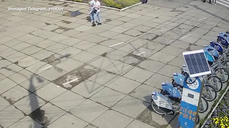 Ucraina, missili su Vinnytsya, persone scaraventate a terra dall'onda d'urto