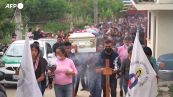 Messico, i funerali di tre migranti trovati morti asfissiati in un camion in Texas