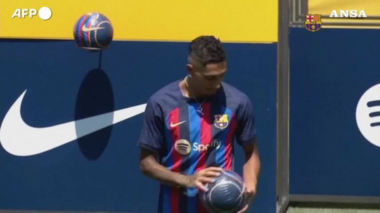 Calcio, Raphinha al Barcellona: la presentazione del nuovo acquisto blaugrana
