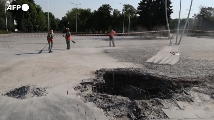 Ucraina, colpita Kramatorsk: voragine di due metri nella piazza centrale