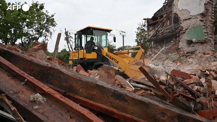 Ucraina: attacchi russi su case e una scuola a Chuguev, vittime